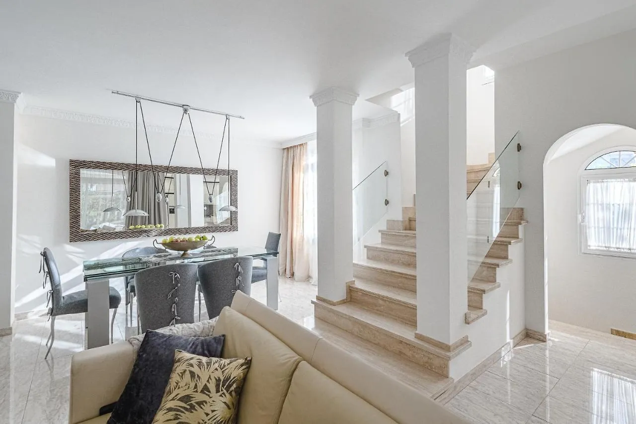 Luxury Villa El Duque 아데제 아파트