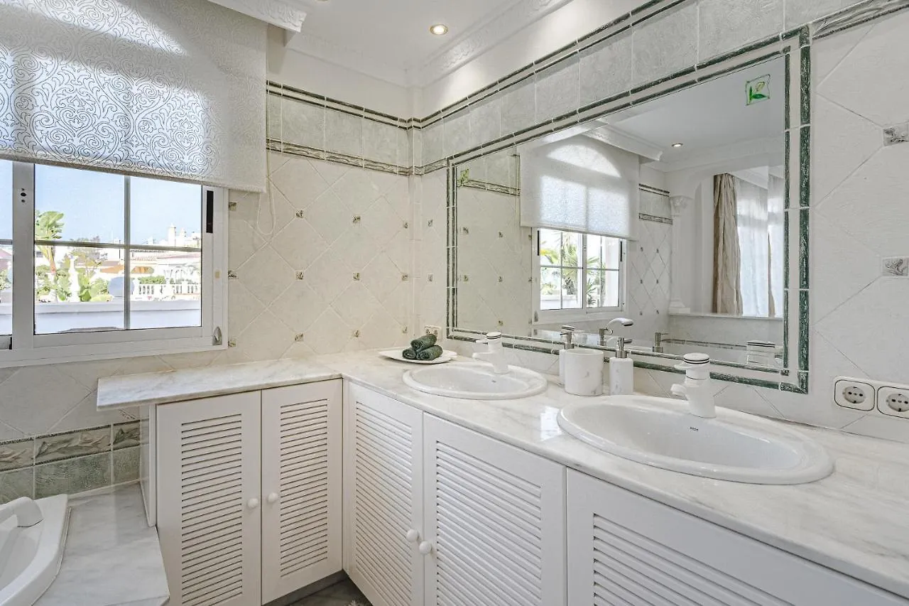 Luxury Villa El Duque 아데제 아파트